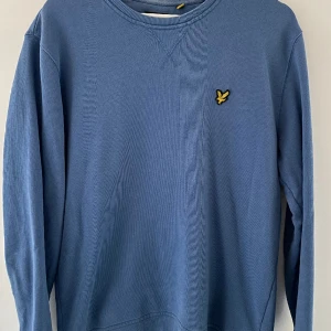 Lyle & Scott - Crew Neck Sweatshirt  - Lyle & Scott Sweatshirt i använt men fint skick. Nypris 699kr. Storlek: Medium  Färg: Turkos