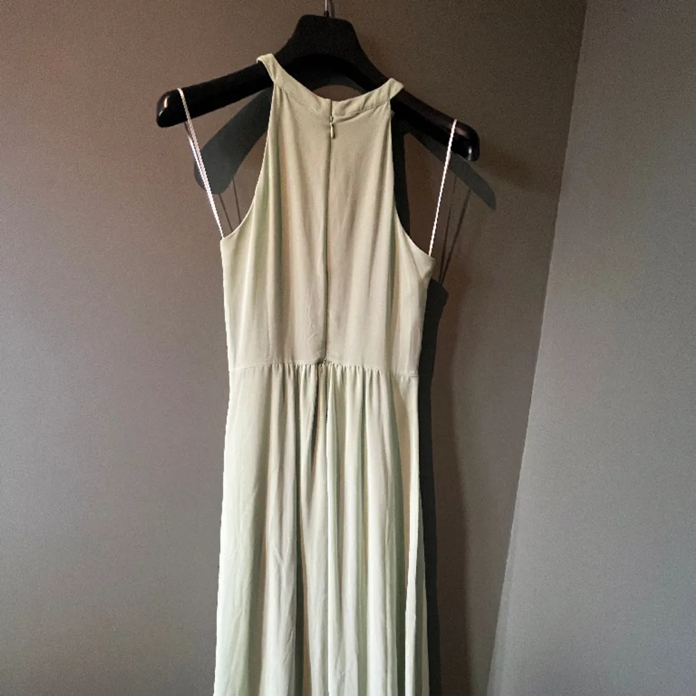 En maxi klänning som är cirka 175 cm lång Har aldrig använt klänningen . Klänningar.