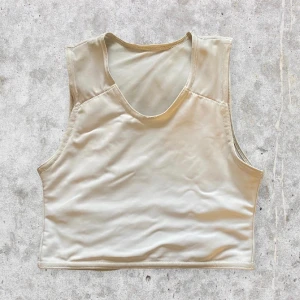 Vit chestbinder gc2b trans FTM - En snygg och bekväm vit binder i storlek S. Köpt från gc2b.  I gott skick. Använd få gånger. Bara lite sliten på axlarna, men väldigt lite så inget som påverkar binderns funktion.  Ny kostar drygt 500 kr.