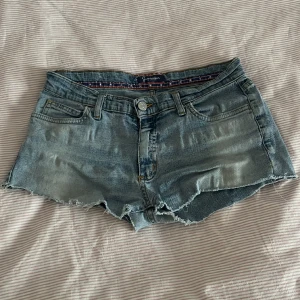 Jeansshorts - Ljusblå jeansshorts med tecken på användning men i bra kvalitet. 