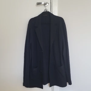 Kostym jacka i silkestyg från oscar jacobsson  - Säljer min helt oanvända kostym jacka som både går att använda vid formella tillfällen men även i vardagen. Kostymjackan är blå och kommer från OscarJacobsson, nypris 2200Kr. 