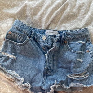 Jeans shorts - Säljer dessa ljusblåa jeansshortsen som är köpta utomlands. Användt  1 gång bara 💗