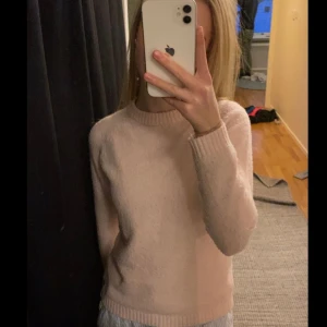 Rosa stickad tröja - Väldigt fin stickad tröja som är ganska tunn, köpt på laget 157 för länge sen💕 ok skick men är ganska nopprig, inget som jag tänker på dock! Lite för liten för mig, därför säljs den 