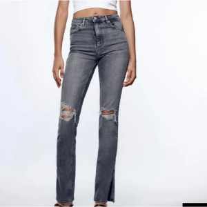 Högmidjade slit jeans - Hej💘 säljer dessa jeans köpta från zara för ett tag sedan. Säljer pga att de ej används. Jeansen är i storlek 38 men passsr mig som normalt har 34 i zara jeans. De är högmidjade och har en uppsydd slit💘💘