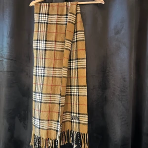 Burberry halsduk - Säljer en snygg vintage burberry halsduk, inga defekter 