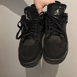 Jordan 4 - Black cats använda i några månader är inte äkta köpta för 1,3 på plick
