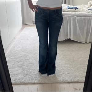 (Inte mina bilder) Fina jeans som jag köpt här på Plick. Jätte fina men dem passar inte riktigt mig i modellen. Jag är 172 och det sitter bra i längden! Inga defekter. Frakten ingår inte men pris kan diskuteras. (Säljs inte längre)