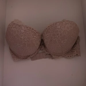 Hm-bh  - Åxo en gamal bh med en liten diamant och den e en medium!!!😉