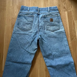 Carhartt jeans W32/L32 - Ljusa jeans som är lite skitiga vid knäna annars riktigt schyssta