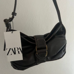 Zara väska - Helt oanvänd väska med prislapp kvar💞 Kan fraktas eller mötas upp i Göteborg. 