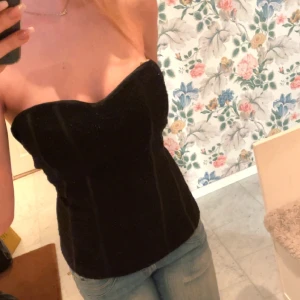 Svart glittrig korsett  - En as snygg svart glittrig korsett med dragkedja som är passande till fest eller liknande. Passar xs/s ! 