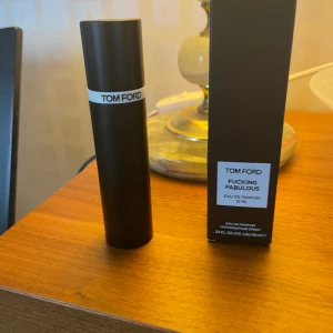 Tom Ford f faboulos - Säljer min tf f faboulos för att den inte passade mig riktigt, men det är en väldigt fin doft!  10 ml men saknar några ml dock. Nypris 995 på kicks. Fler bilder kontakta mig och vid frågor eller funderingar!😊