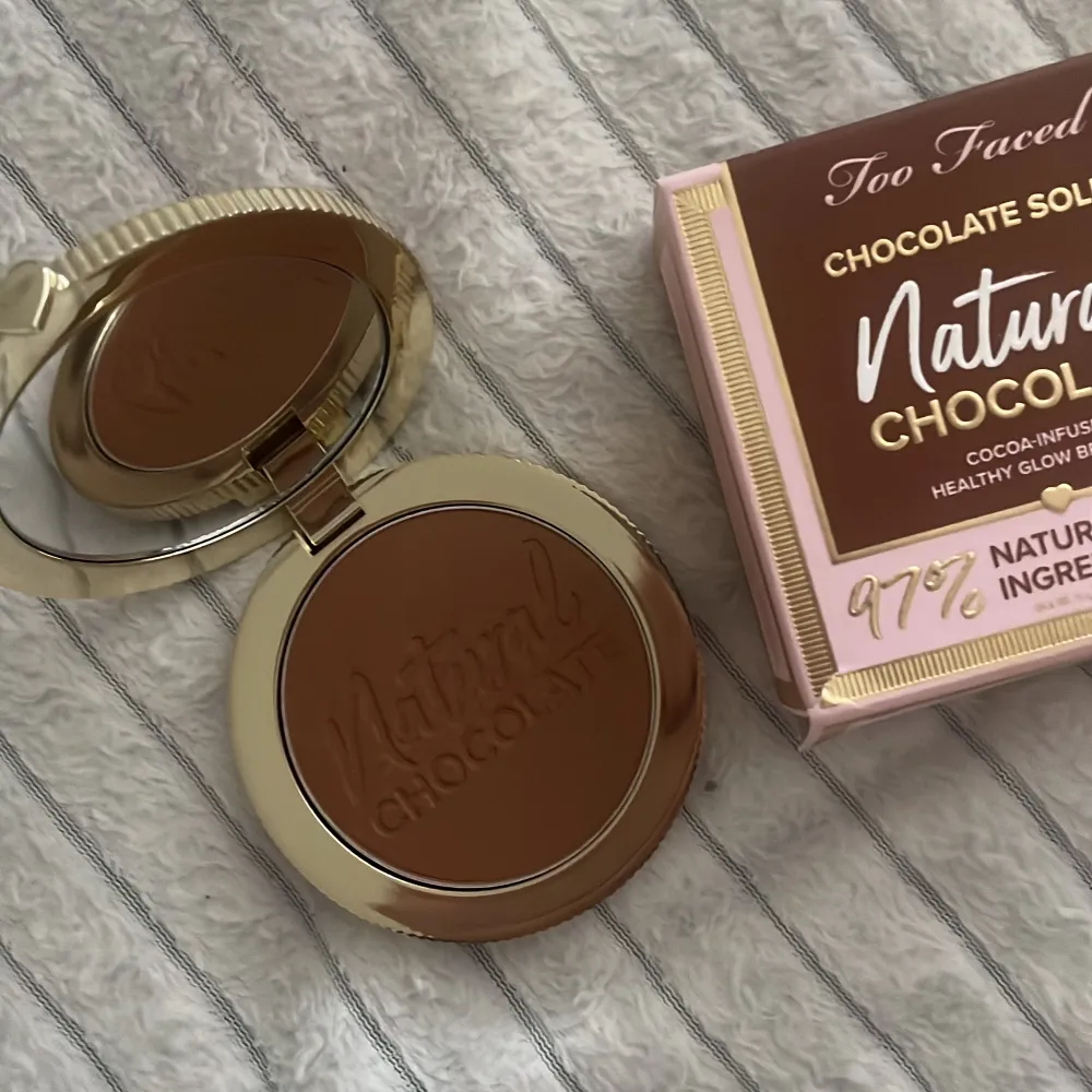 Finaste too faced bronzer i nyansen Caramel Cocoa, luktar choklad o vanilj, den är i största modellen  Helt oanvänd, köptes igår med kvitto kvar från Sephora . Accessoarer.