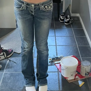 Lågmidjade bootcut true religion jeans - Säljer dessa snygga true religion jeansen😍 som tyvärr är för långa för mig😫💞 Midjemått: 36 (26 i midjastorlek)  Innerbenslängd: 82