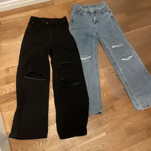 Två par fina jeans med hål köpta för 3år sedan i svart och blå🤍 säljer pga aldrig kommer till användning och är inte min stil🤍 de blåa jeansen har defekter på baksidan vid slutet tyvärr. De svarta har inga defekter🤍 en styck var köpt för 350kr.