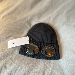Cp Company Mössa - Riktigt fet mössa från Cp Company! Fick i julklapp men inte min stil, säljer därför för endast 500kr!                  Priset är icke hugget i sten och var absolut inte rädda att höra av er med frågor och funderingar! 