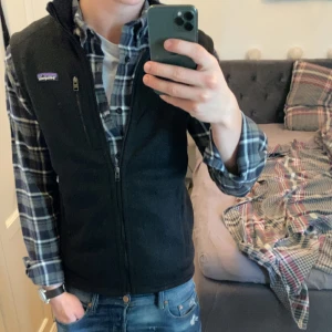 Patagonia väst  - Tja, säljer denna patagonia väst i storlek S som endast är testad! Alltså 10/10 skick, Prislapp sitter kvar. Färg, svart. Tveka inte på att ställa frågor☺️