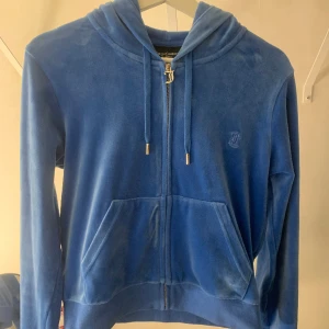 Juicy couture  - Säljer denna juicy couture kofta i färgen regatta. Original pris: 1200:- 