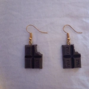 Choklad örhännge - Choklad örhängen i bra skick. Har inte kommit till användning. Så de är som nya örhänngen.