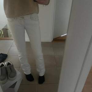 Super snygga vita lådmidjade bootcut jeans från Guess. Storlek 27. Har tyvärr inte möjligheten att mäta mått på jeansen då jag är utomlands. 