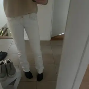 Super snygga vita lådmidjade bootcut jeans från Guess. Storlek 27. Har tyvärr inte möjligheten att mäta mått på jeansen då jag är utomlands. 