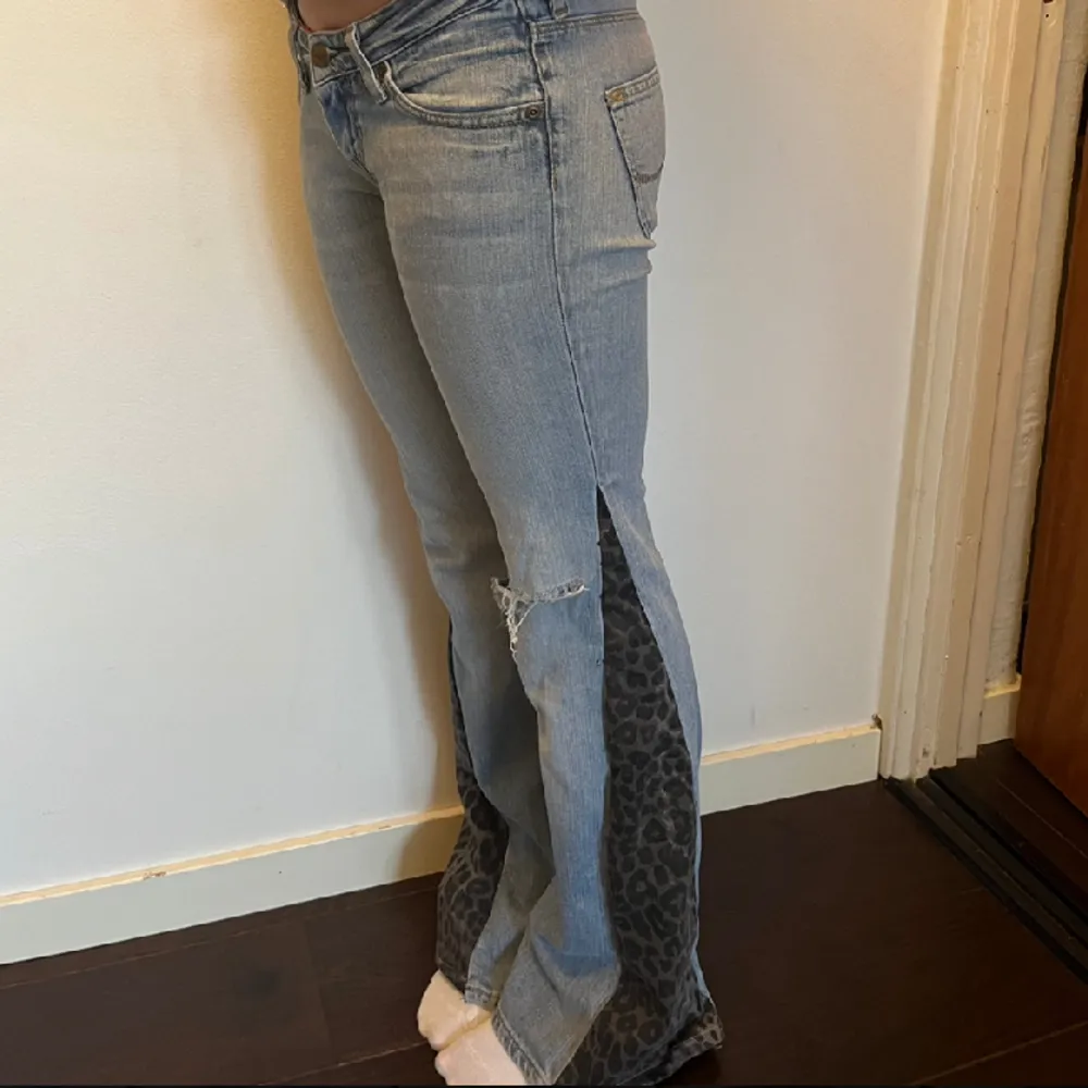 Jättesnygga lågmidjade Lee jeans utsydda med leopardmönster. Midjemåttet är 76 cm och innebenslängden 85 cm😊. Jeans & Byxor.