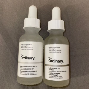 The ordinary - Köpta ganska nyligen och har inte haft möjlighet att testa dem då jag köpt andra produkter istället.  Lådorna har tyvärr slängts men kommer plasta in dessa rejält när dem ska postas!  Säljer båda för 100kr❤️