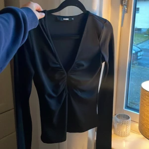 Topp - Snygg topp med lite detaljer från bikbok. Väldigt skönt material och är i nyskick då den inte kommit till användning 