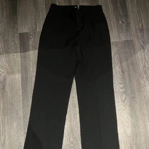 Kostymbyxor  - Säljer ett par superfina helt nya kostymbyxor från Gina Tricot 💞nypris 399 säljer för 200kr 