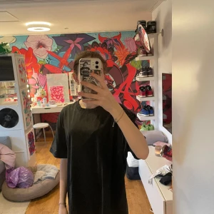 Svart oversized tröja  - Jättefin svart oversized tröja från weekday! Det är en smiley i bak ( se bild 3) säljer eftersom den inte är min stil längre 