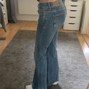 Lågmidjade flared jeans  - Säljer dom här lågmidjade blåa jeansen i storlek 36 men passar perfekt på mig som kan ha allt från 32/34/36. De är flared och i fint skick! Hör av dig om du har frågor eller vill ha fler bilder samt mått❤️