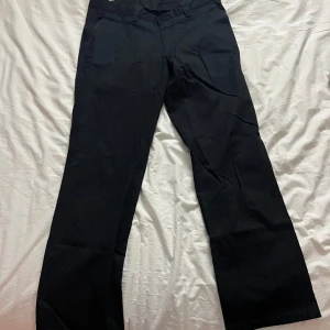 Svarta kostymbyxor  - Svarta batistini kostymbyxor i storlek 34/32. Säljer då de inte kommer till användning 