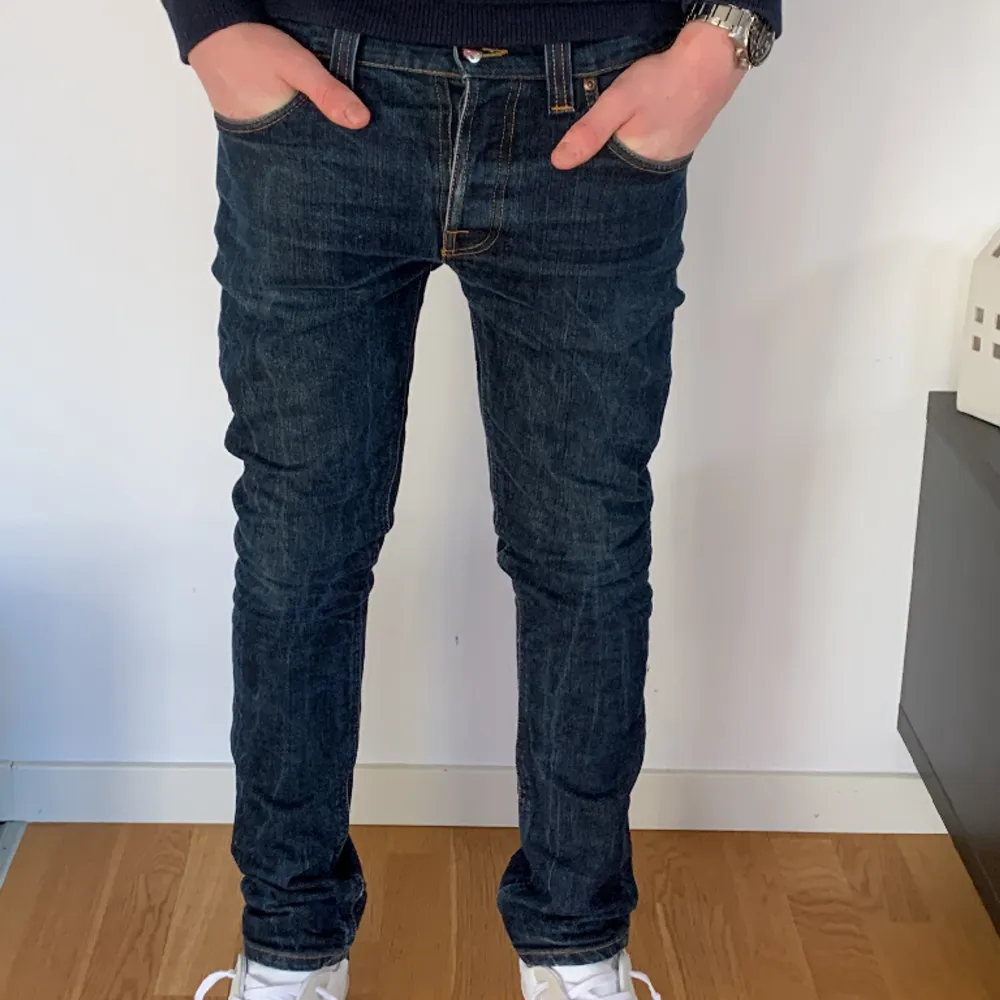 ”Grim Tim” Jeans från Nudie Jeans Co | Storlek: 31/32 - Skicket på jeansen är väldigt bra utan defekter - Mitt pris: 499 - Nypris: 1,599kr - Modellen är 174cm och väger 60kg. Jeans & Byxor.