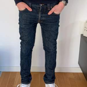 ”Grim Tim” Jeans från Nudie Jeans Co | Storlek: 31/32 - Skicket på jeansen är väldigt bra utan defekter - Mitt pris: 499 - Nypris: 1,599kr - Modellen är 174cm och väger 60kg
