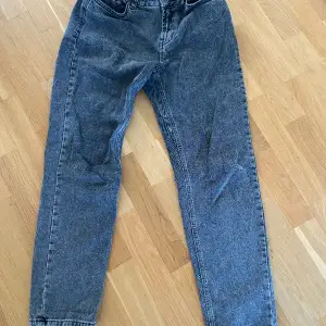 Grå grunt jeans strl 26, justerbar midja Passar längd 158/164