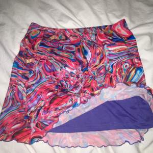 En fin färgglad kjol med lite mönster och en extra material under
