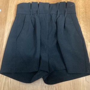 Shorts - Ett par kostymshorths från bik bok inga fläckar eller skador. Säljer pågrund av att dem aldrig används