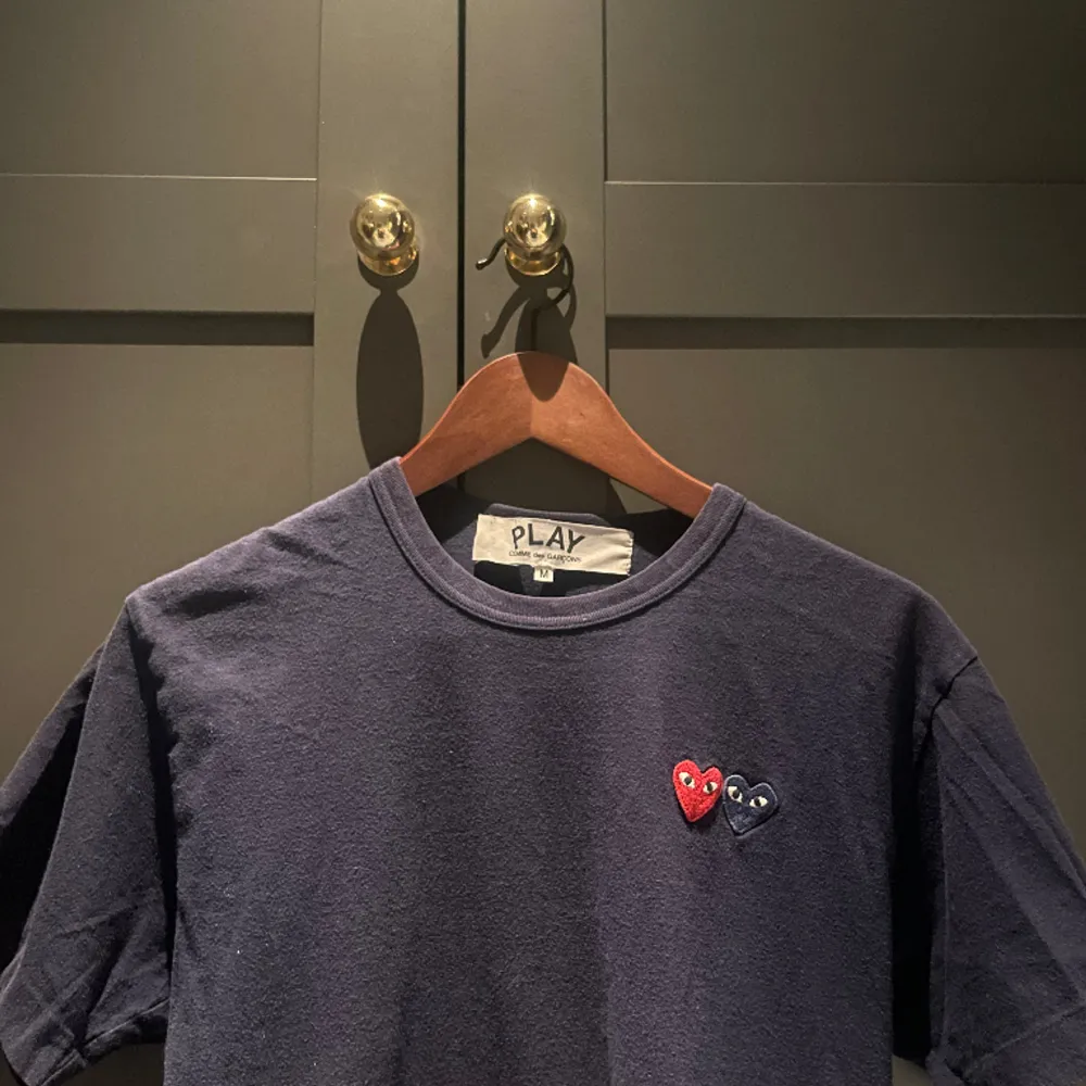 Mörkblå Comme des Garçons T-shirt. Köpt på NK för 1000 kr. Storlek: M  Tryck på ”Köp nu” för att köpa. . T-shirts.
