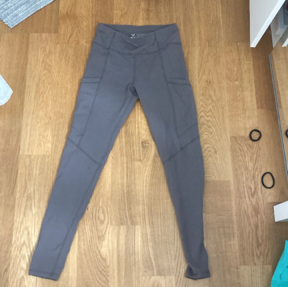 Ett par tränings byxor med fickor i storlek 158/164 lite fläckar på knäna men syns inte.. Jeans & Byxor.