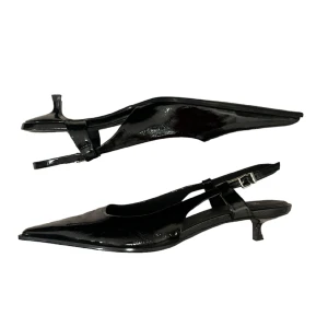 Svarta Zara kitten heels - säljer dessa jättefina kitten heelsen från zara! de är i bra skick och har använts endast 1 gång. nypris: 380kr. pris kan absolut diskuteras! om du har frågor så är det bara att kontakta mig.