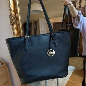 Michael Kors väska - Jättefin Mickael Kors väska. Fin skick. Nypris 3499kr