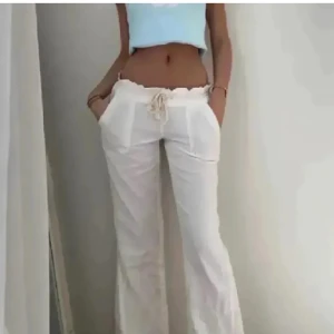 Roxy linnebyxor - Storlek M men passar mig som brukar ha 32 i jeans bara att jsg får knyta dem. Lite för korta på mig som är 174 cm, knappt använda p g a det.❤️❤️