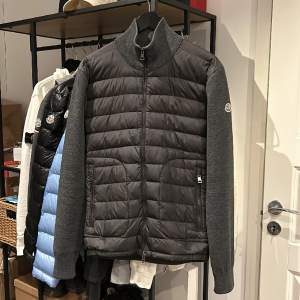 Moncler Down Cardigan i utmärkt skick, storlek XL passar L. Nypris 9500 mitt pris 4500. Bara att höra av sig vid frågor eller funderingar, över 50 refs finns!