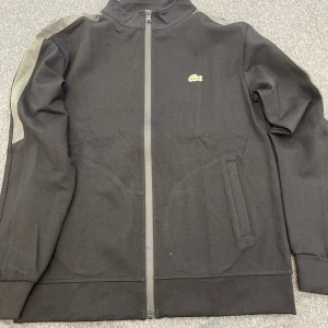 Lacoste tracksuit - Lacoste tracksuit✅ Size: M Quality: 10/10 brand new Skriv i dm för mer info.