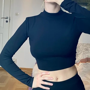 Långärmad tröja med öppen rygg🖊️ - Långärmad tröja med turtle neck och öppen rygg, den knyts nere i ryggen med snöret 🥰🖤