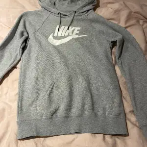 En Nike hoodie väldigt fin 