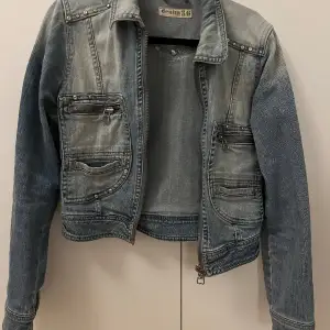 Jeansjacka vintage, köpt secondhand. Köpare står för frakt.