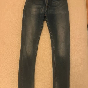 Nudie jeans - Hej säljer dessa slim fit jeansen från nudie då de är för små för mig. De är använda en gång och skicket är 10/10.