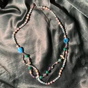 Ett fint blått halsband med blandade pärlor som knappt har använts !  