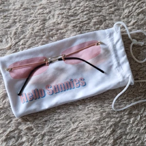 Hello Sunnies glasögon - Shiek hello sunnies köpta från en butik i Rotterdam, de är lite wonky men går att ha på sig ändå! Lätta glasögon i vikt. Ingen styrka. 